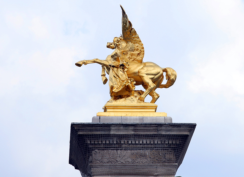 Figur auf der BrÃ¼cke Pont Alexandre III am ElysÃ©e Palast
