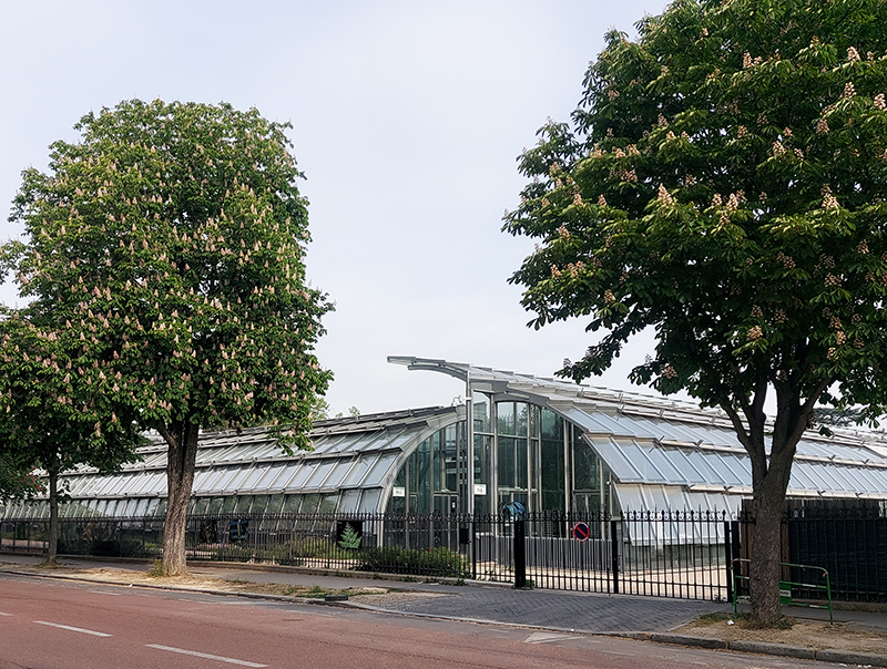 Der -unscheinbare- Centre Court Roland Garros, wo eins der 4 groÃŸen Tennisfinals im Jahr gespielt wird
