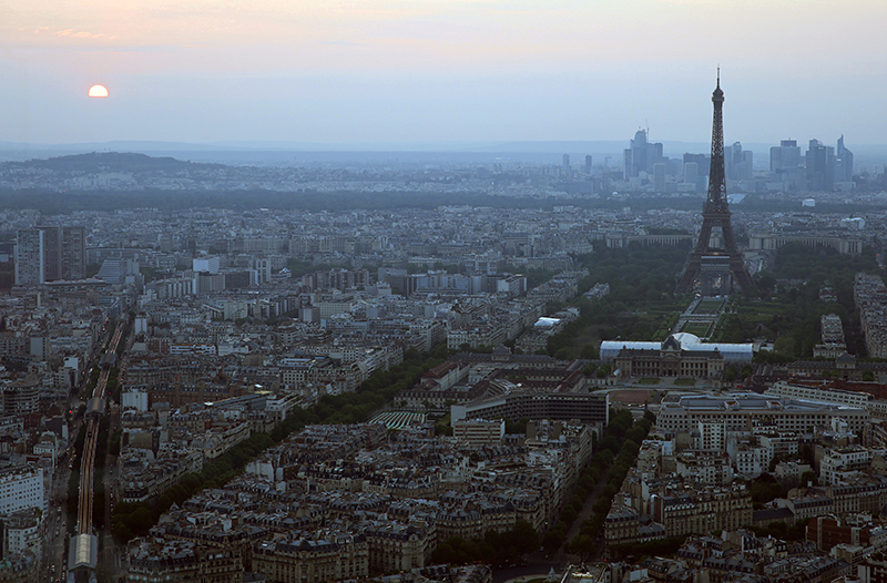 Sonnenuntergang am Eiffelturm vom Tour Montparnasse aus gesehen
