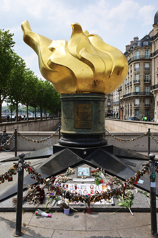 Flamme de la LibertÃ©, Replik der Flamme der Freiheitsstaue NY und inoffizielles Denkmal fÃ¼r Prinzessin Diana
