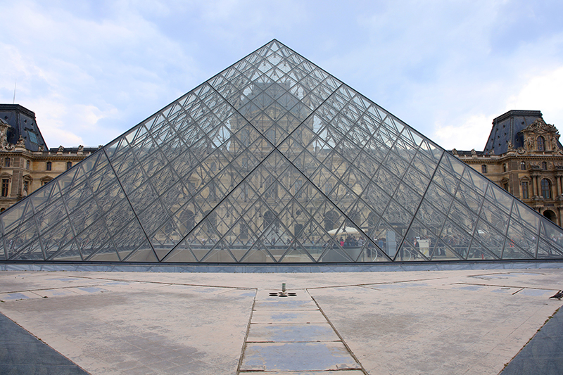 Glas-Pyramide im Innenhof des Louvre
