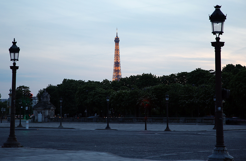 Der Eiffelturm vom Place de la Concorde aus gesehen
