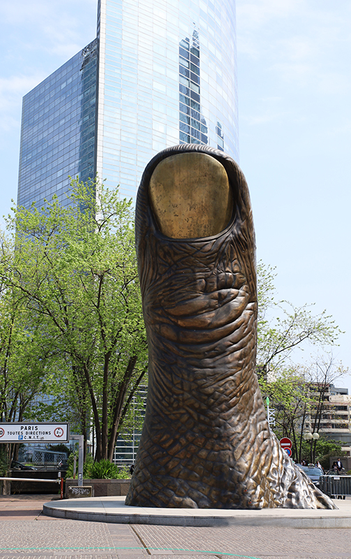 "Daumen hoch" in der Neustadt "La Defense"
