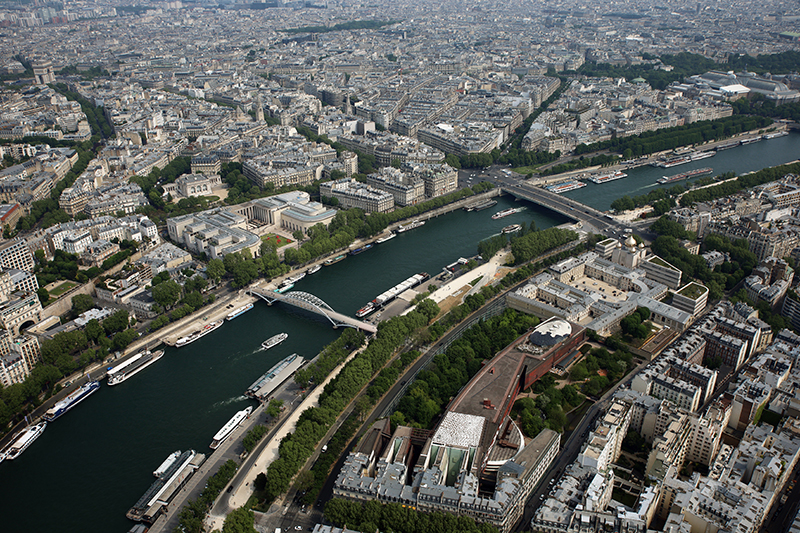 Blick vom Eiffelturm auf die Seine - mit groÃŸer Moschee
