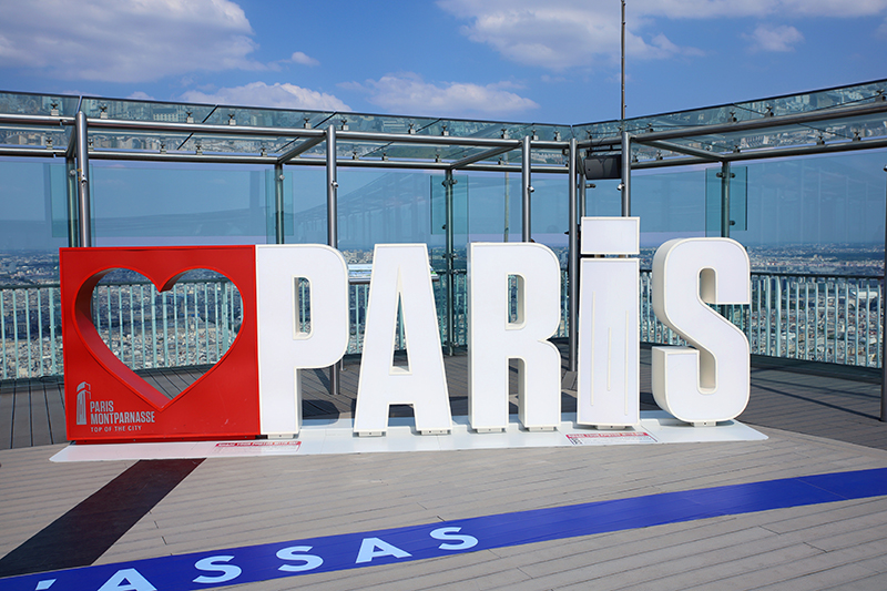 Paris Sign auf dem Tour Montparnasse
