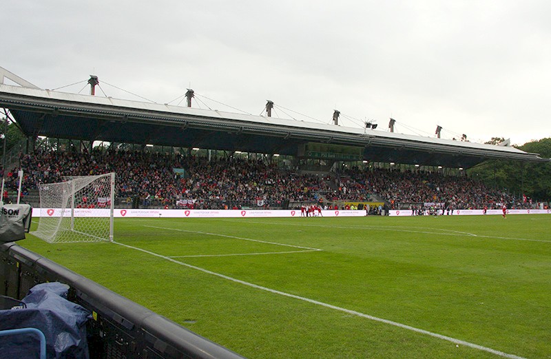 Die ausverkaufte HaupttribÃ¼ne
