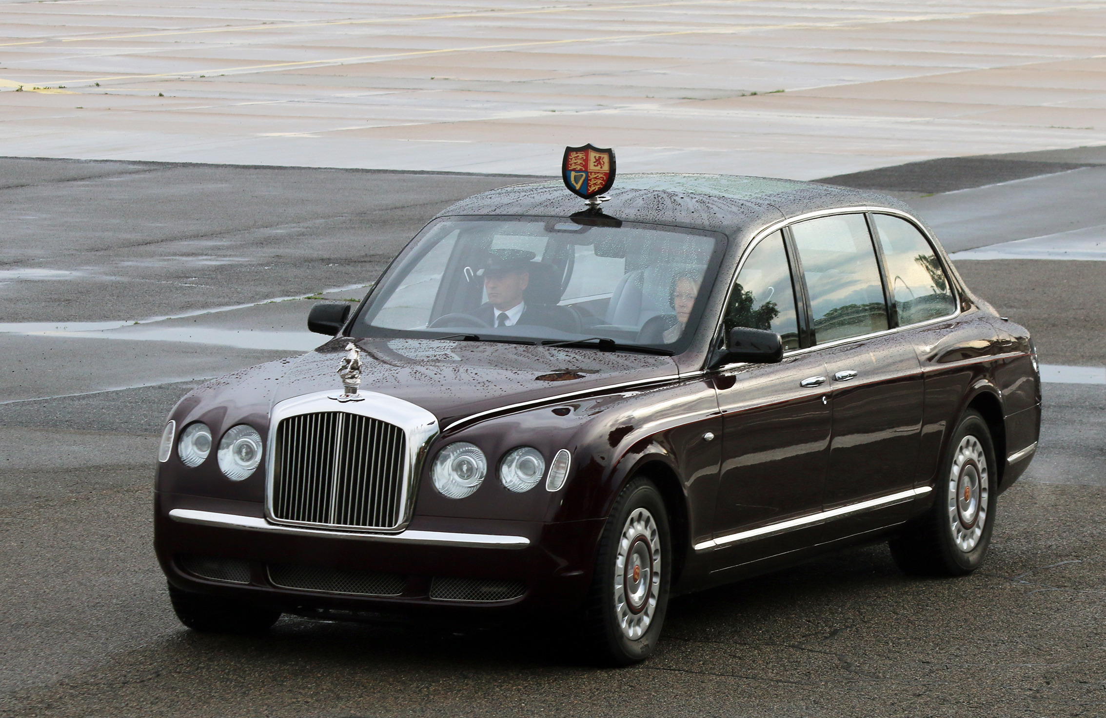 Die weinrote, gepanzerte "Bentley State" Limousine der Queen rollt an
