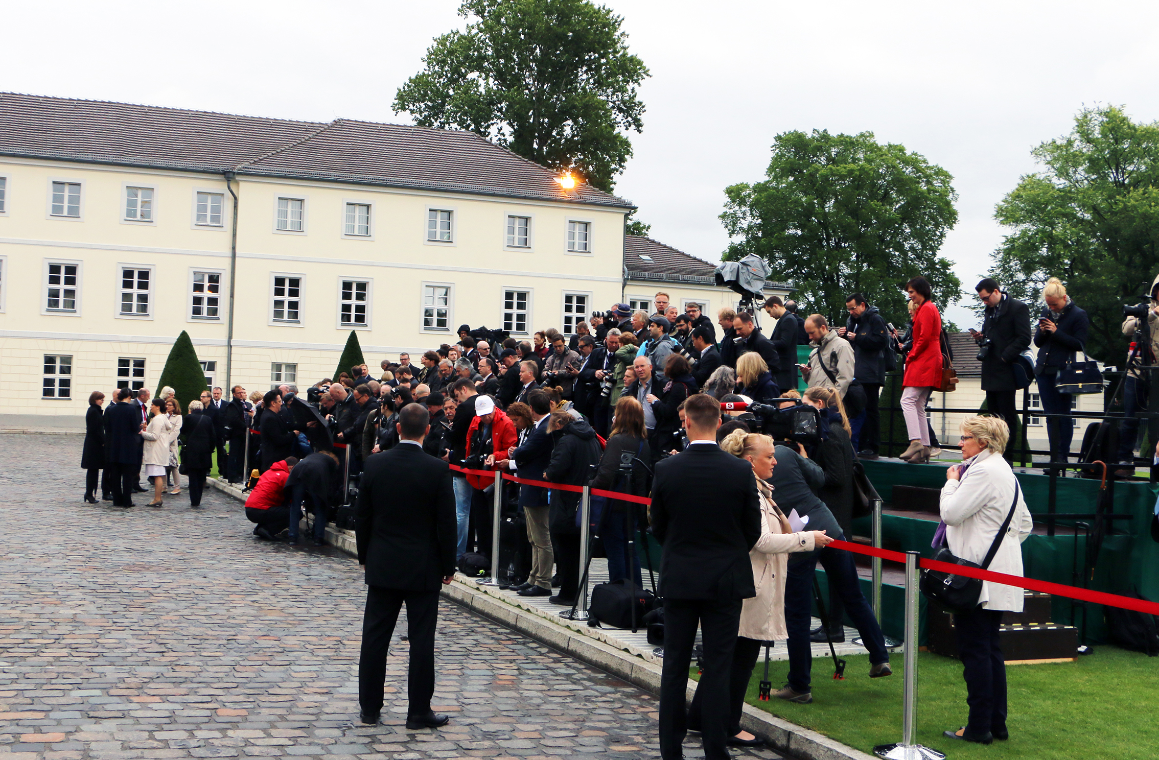 Die versammelte Presse am Schloss Bellevue wartet auf die Ankunft der Queen
