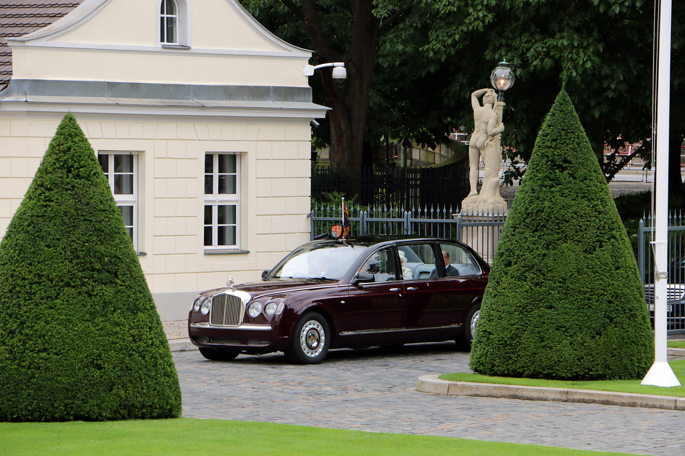 Der royale Bentley biegt auf das GelÃ¤nde ein
