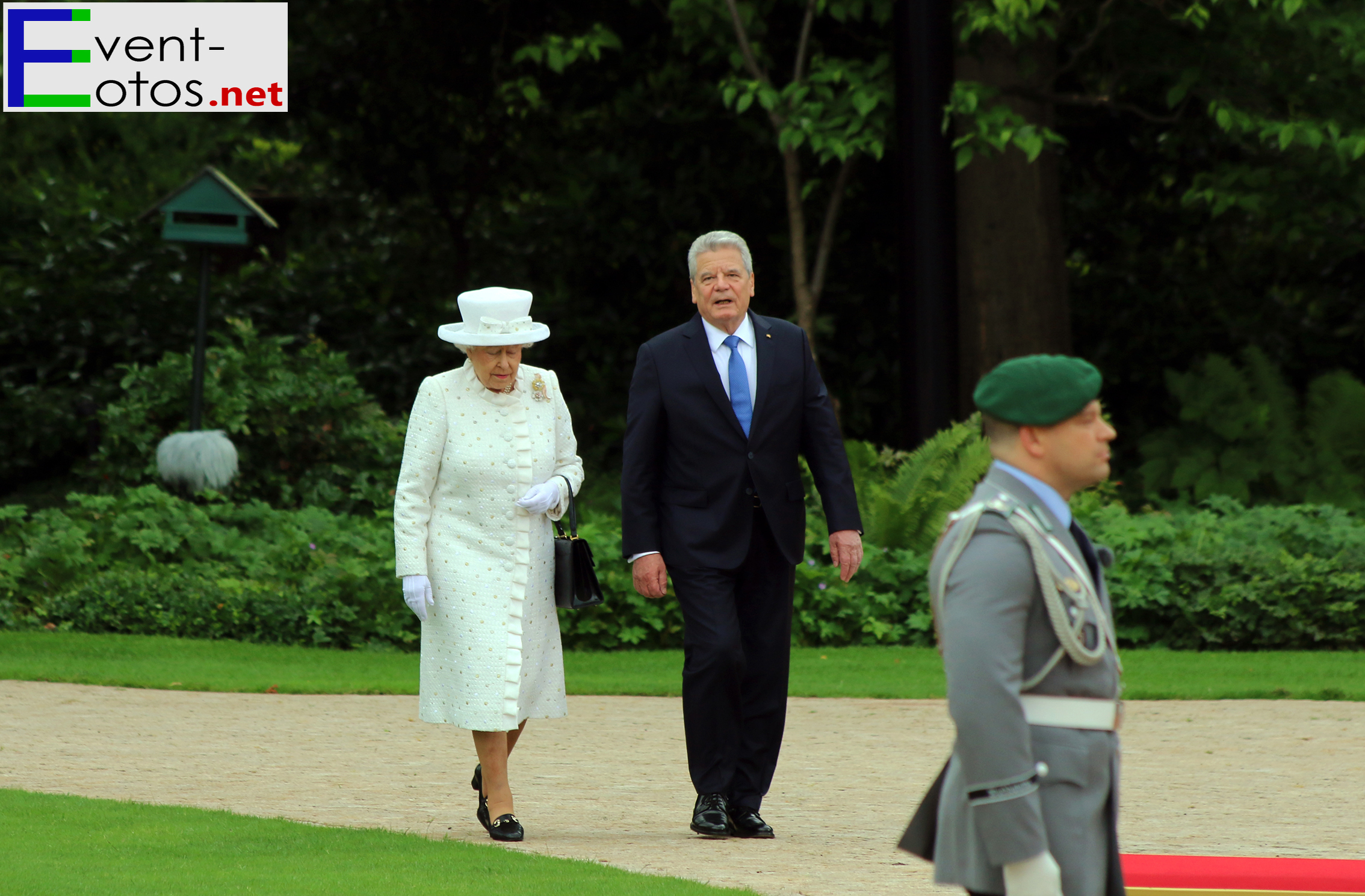 Mit J.Gauck lÃ¤uft die Queen durch den Garten des Schloss Bellevue
