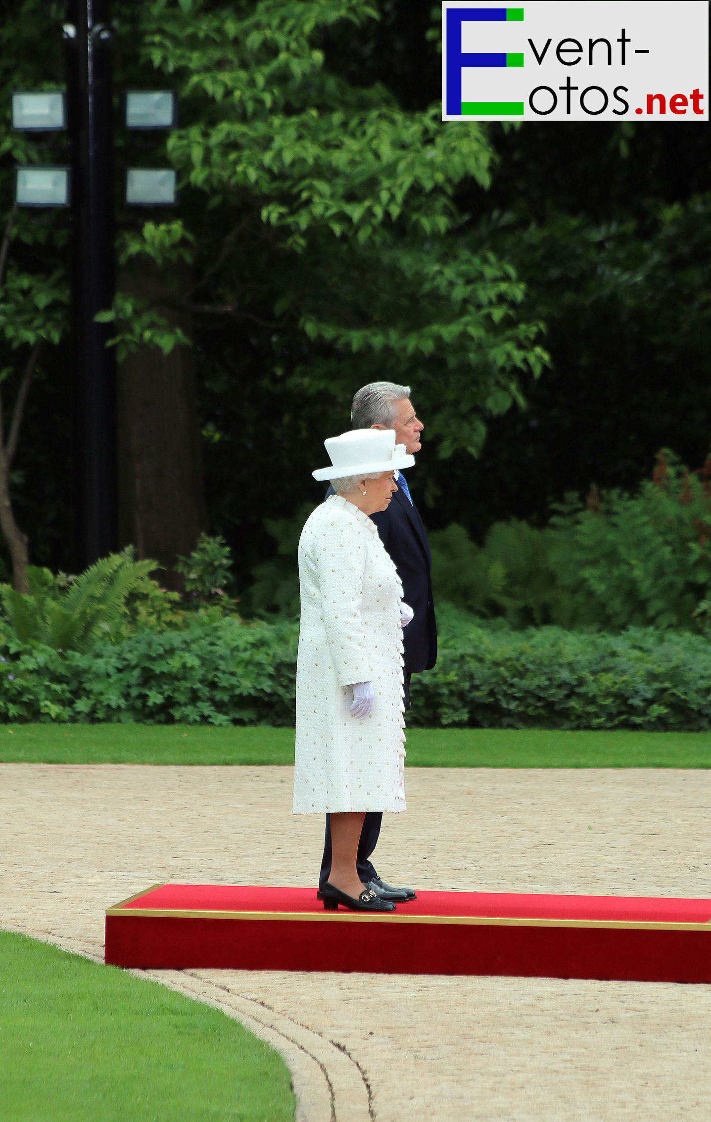 MilitÃ¤rische Ehren fÃ¼r die Queen
