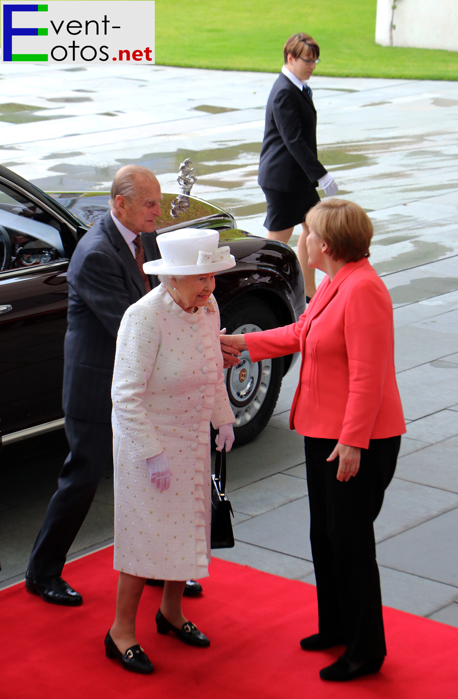 Bundeskanzlerin Angela Merkel begrÃ¼ÃŸt die Queen und den Prinzen
