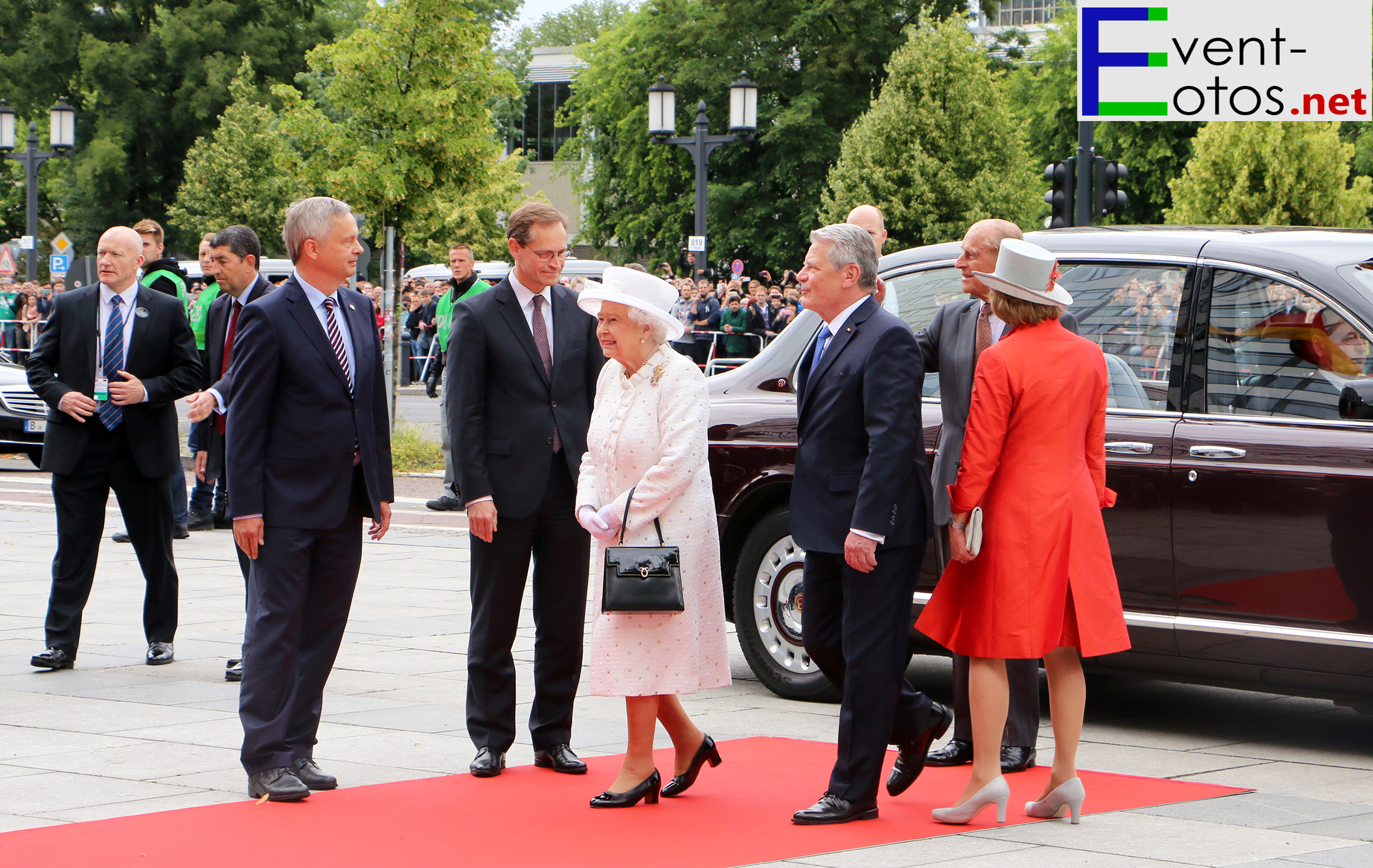 Die Queen wird vom regierenden BÃ¼rgermeister MÃ¼ller und dem Leiter der TU begrÃ¼ÃŸt
