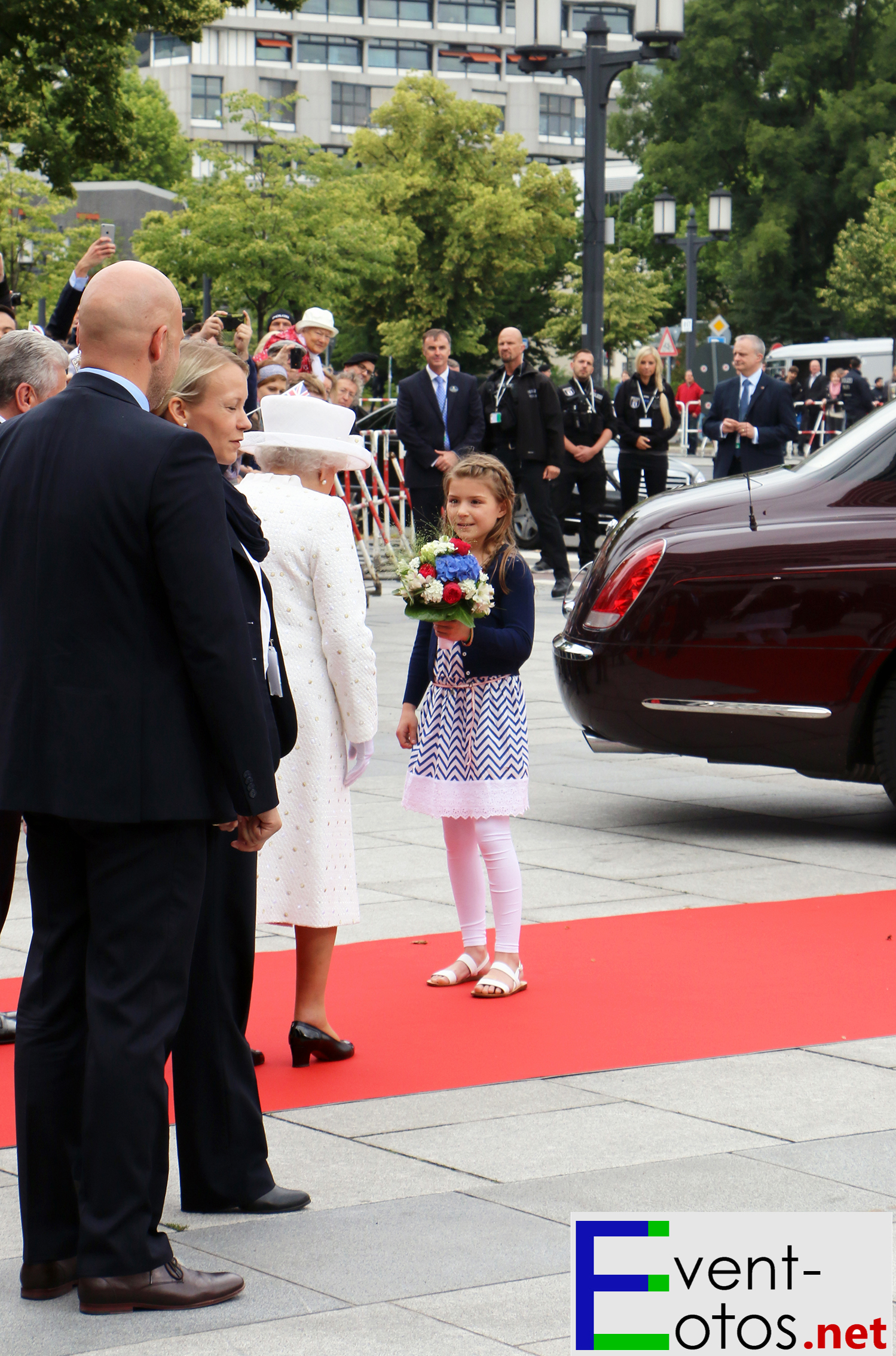 Ein MÃ¤dchen hatte die Ehre der Queen einen Strauss Blumen Ã¼berreichen zu dÃ¼rfen
