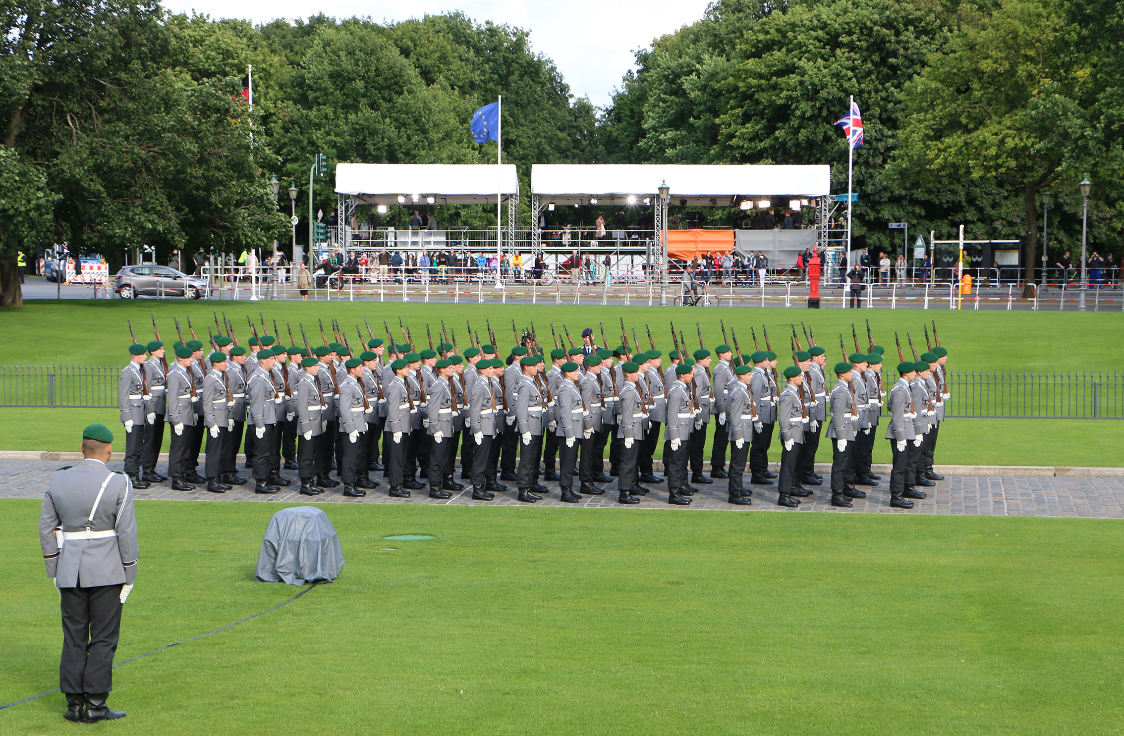 Eine Formation der Bundeswehr auf dem Vorplatz des Schloss Bellevue anlÃ¤sslich des Staatsbanketts 
