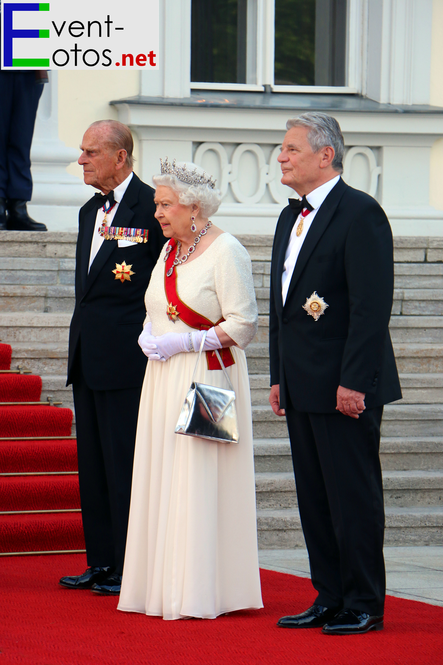 Der BundesprÃ¤sident, die Queen und der Prinz lauschen der Musik der Bundeswehrkapelle

