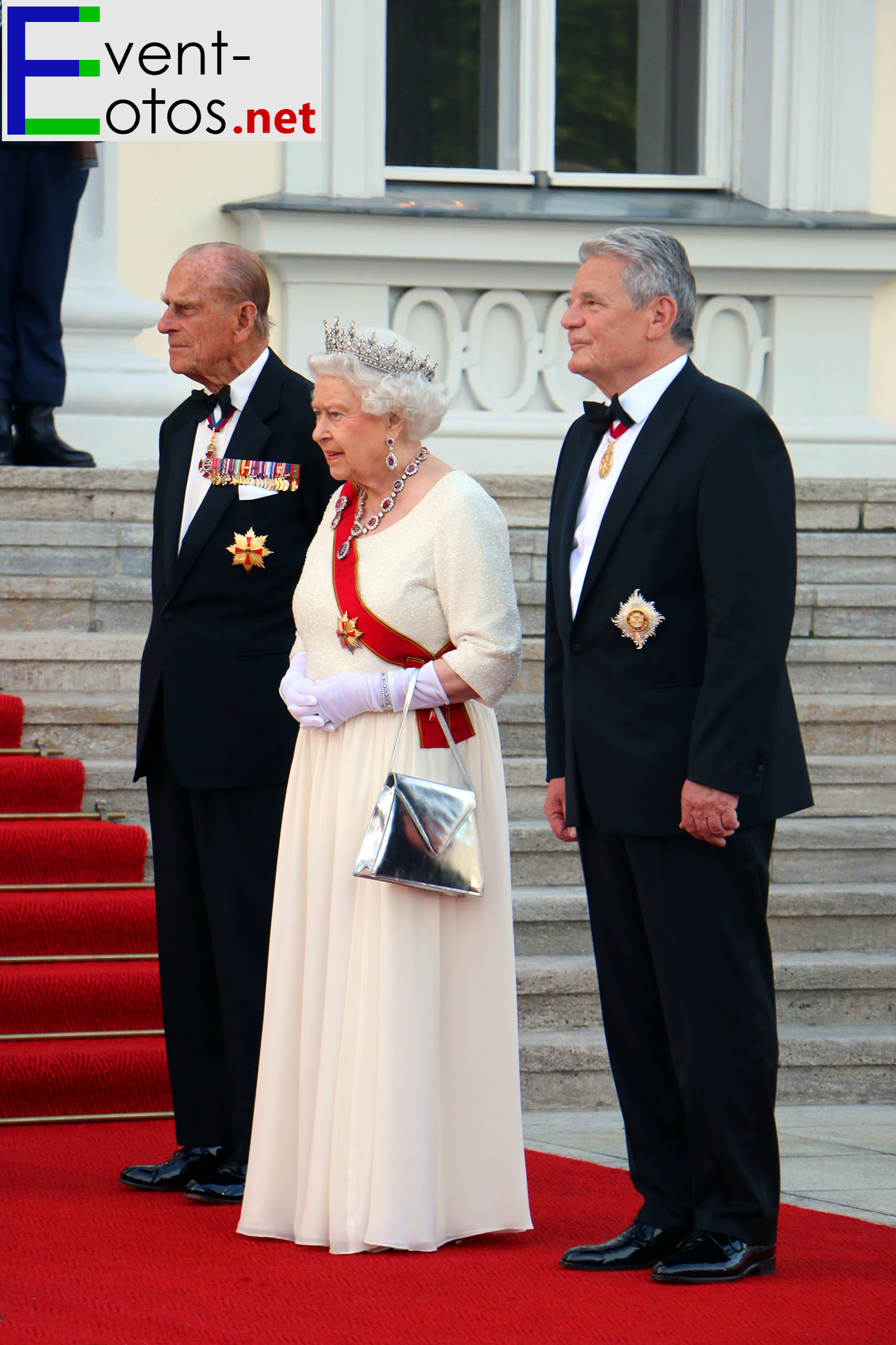 Der BundesprÃ¤sident, die Queen und der Prinz lauschen der Musik der Bundeswehrkapelle
