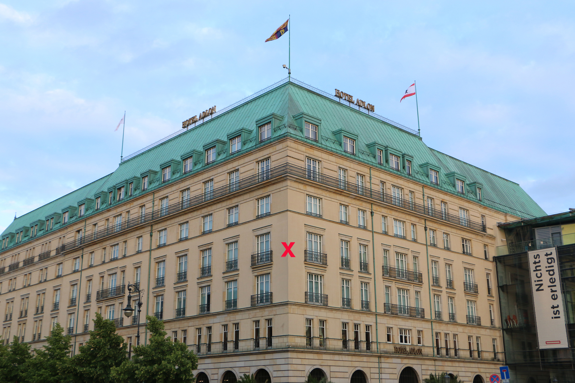 In der 3. Etage (mit dem Kreuz) residierte die Queen im Hotel Adlon - Prinz Philip bezog die 6.Etage
