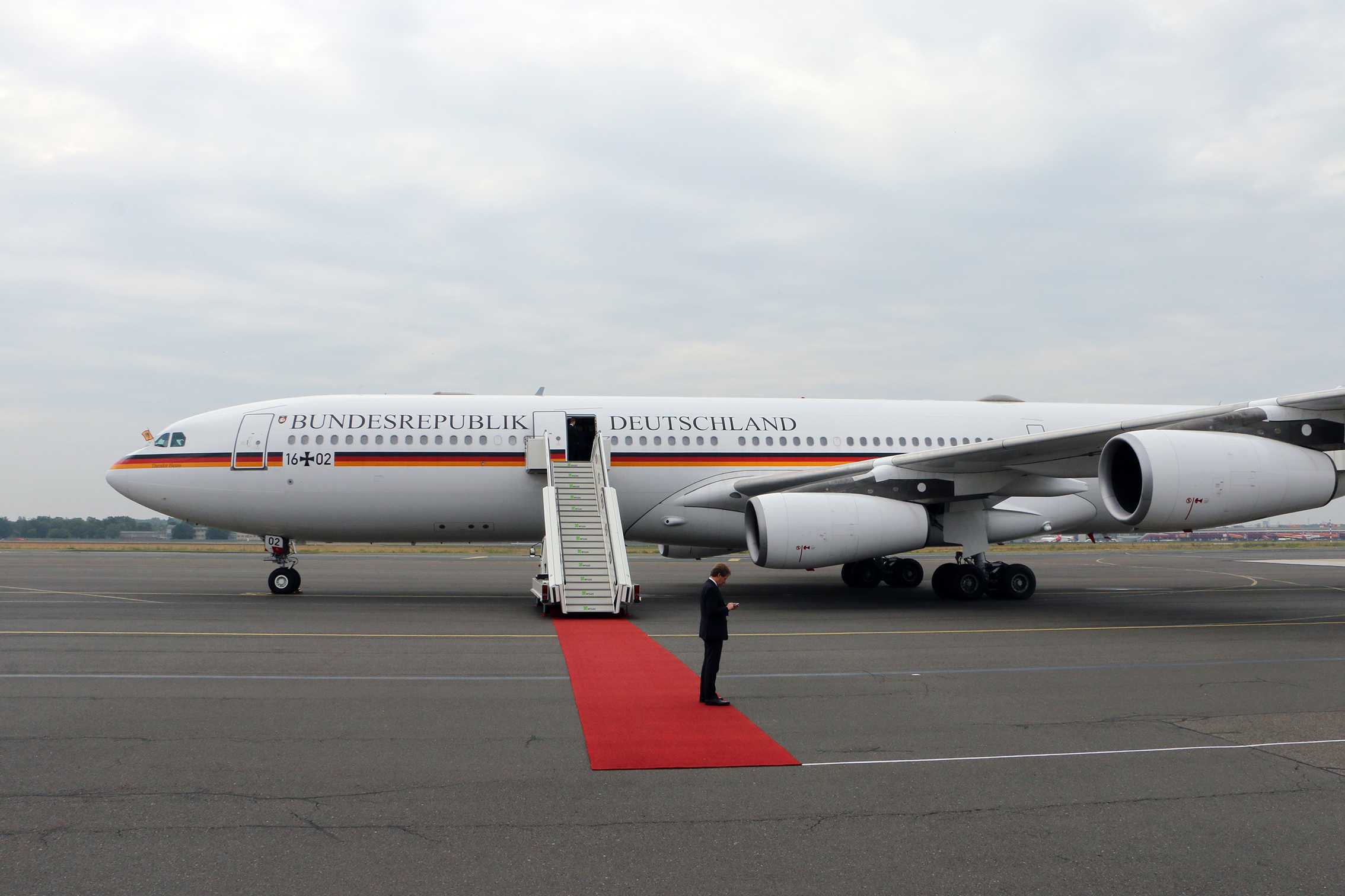 Die "Theodor Heuss", ein Airbus A340-313X VIP, brachte die Queen, den Prinzen, J.Gauck und D.Schadt zur kurzen Stipvisite nach Frankfurt
