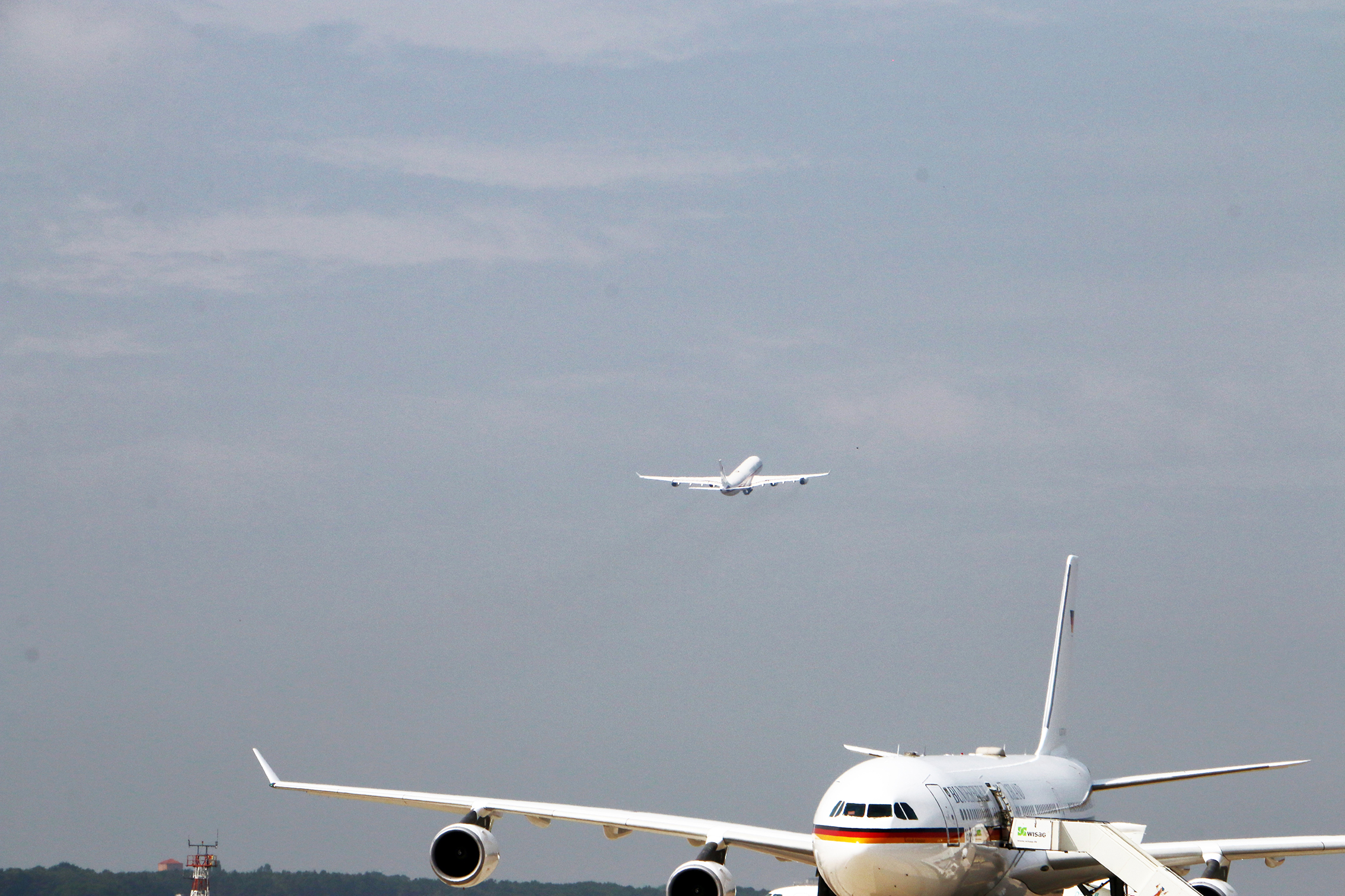 Der Flieger hebt ab in Richtung Frankfurt (oben) - unten der Ersatzflieger
