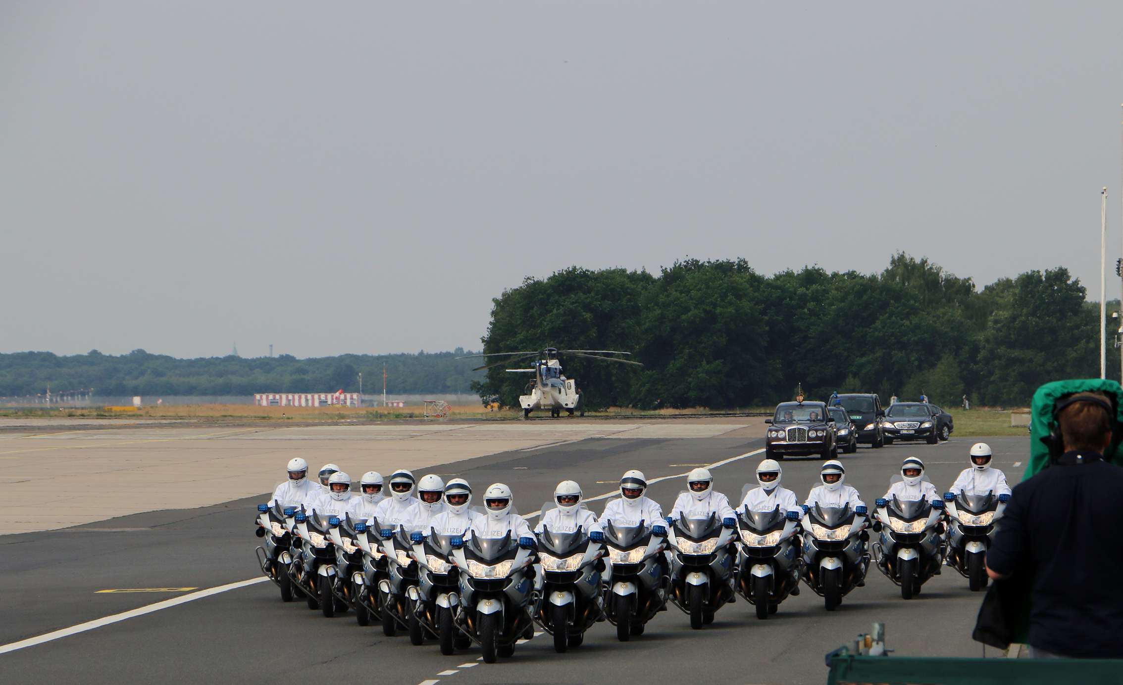 Die weiÃŸen MÃ¤use bringen die Queen sicher zum Flughafen
