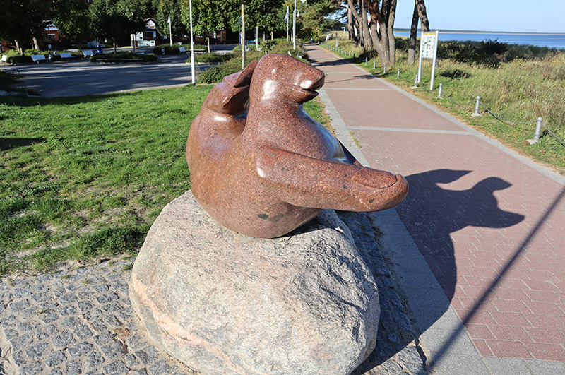 Seehund-Denkmal am Strand von Glowe
