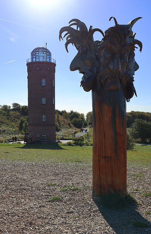 Peilturm mit Holzskulptur am Kap Arkona 
