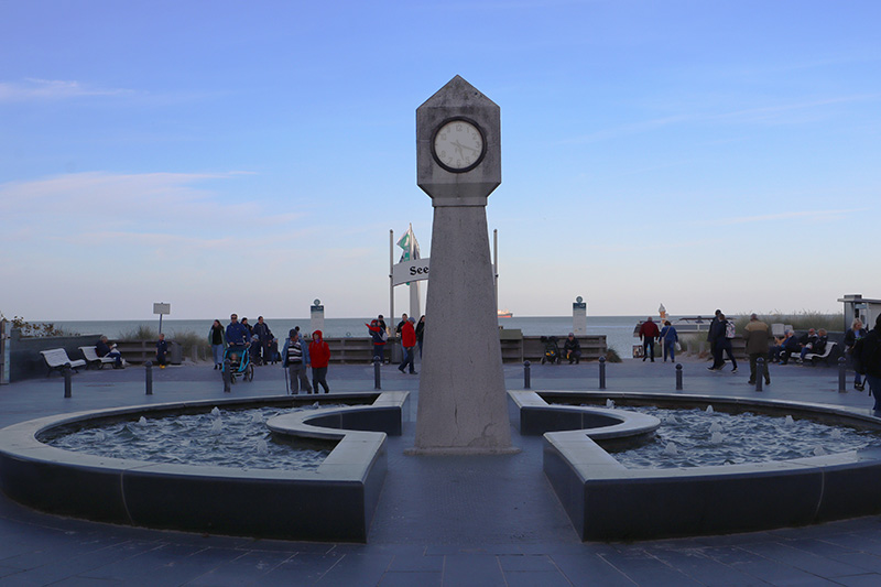 Rondell mit Uhr vor der Seebrücke Binz
