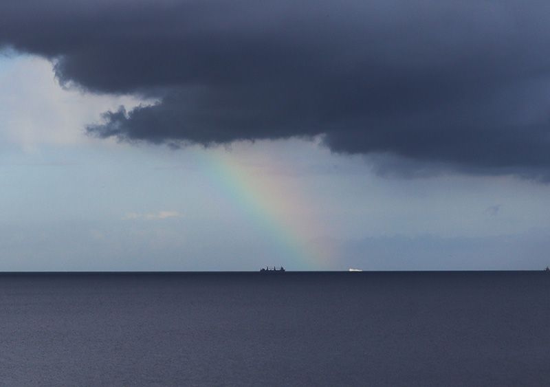 Regenbogen und Schiff auf der Ostsee
