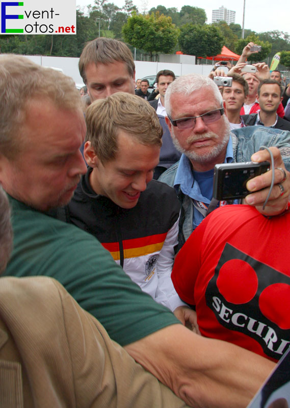 Der Star des Abends - Sebastian Vettel umringt von AutogrammjÃ¤gern
