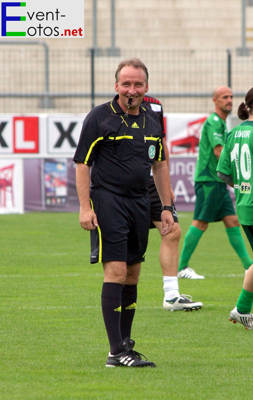 Schiri Lutz Wagner hat Spass

