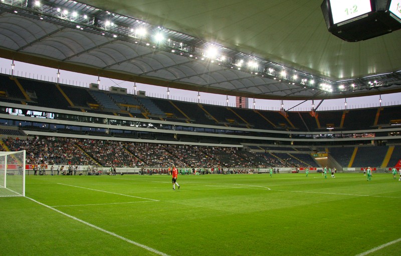 Die HaupttribÃ¼ne war nur spÃ¤rlich gefÃ¼llt
