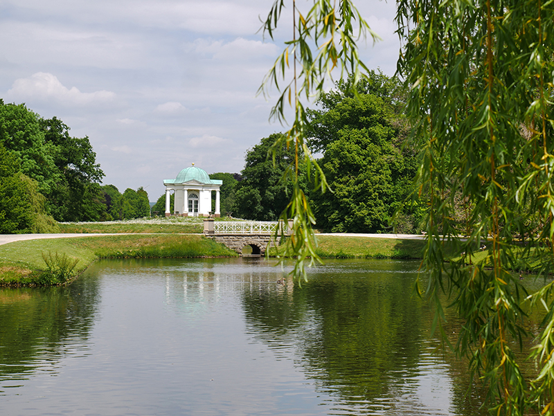 Blick auf die Schwaneninsel mit Tempel
