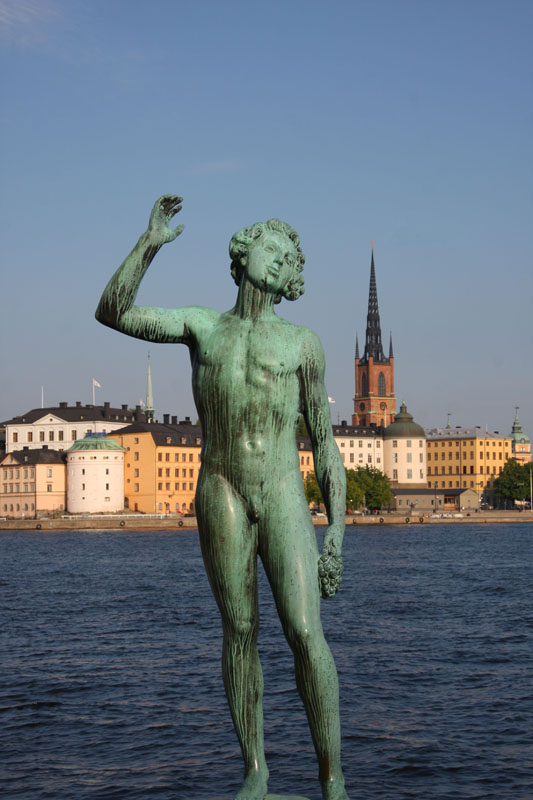 Figur und im Hintergrund Riddarholmen
