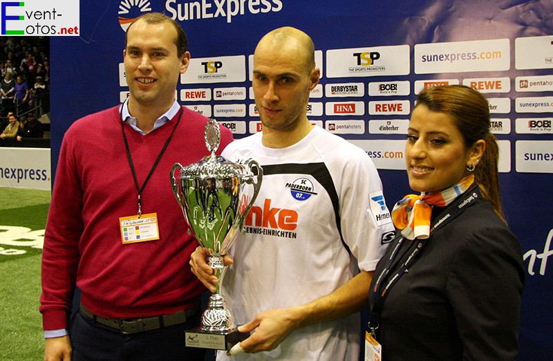 Der Pokal fÃ¼r den Vize geht an den SC Paderborn 
