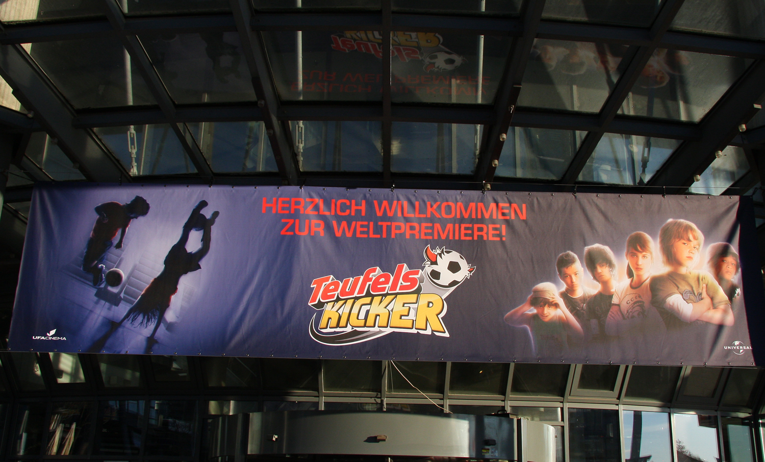 Banner zur Premiere
