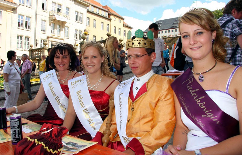 LaubkÃ¶nig und FliederkÃ¶nigin mit Hofdamen aus Udersleben
