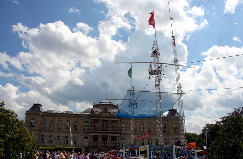 Hochseilartisik vor dem Museum
