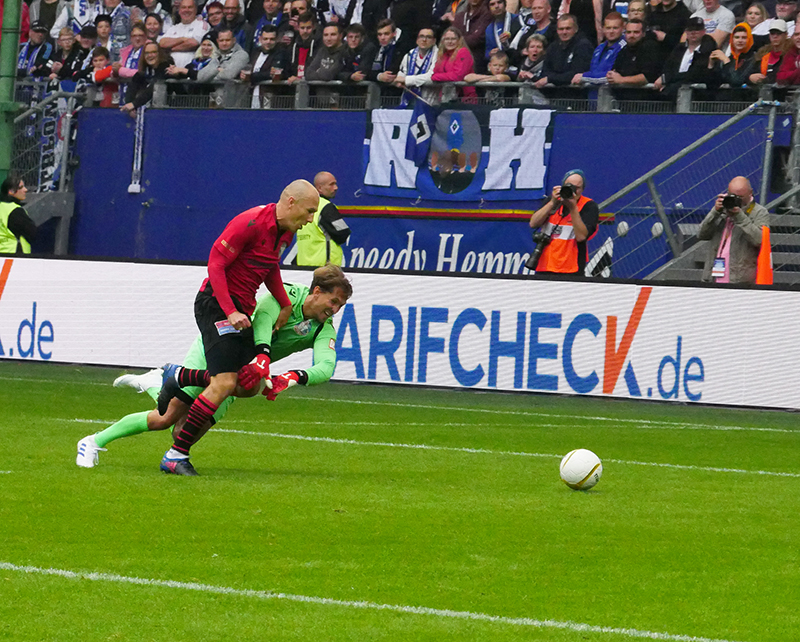 Arjen Robben scheitert an RenÃ© Adler
