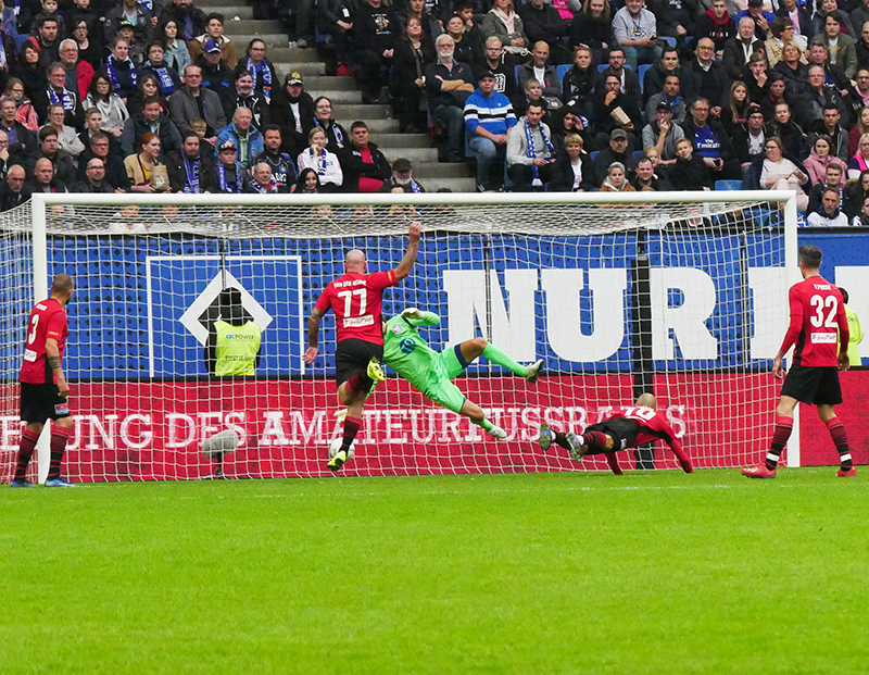 Arjen Robben scheitert mit einem Flugkopfball am TorhÃ¼ter
