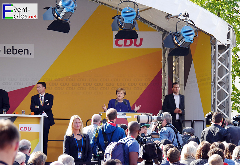 Angela Merkel (CDU) auf dem Domplatz in Fritzlar
