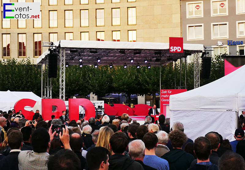 Martin Schulz (SPD) auf dem KÃ¶nigsplatz in Kassel
