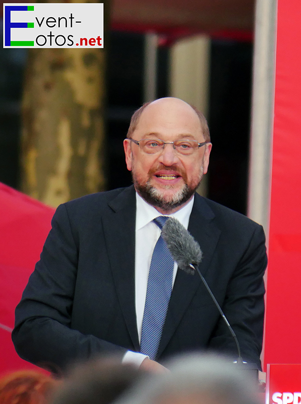 Martin Schulz (SPD) auf dem KÃ¶nigsplatz in Kassel
