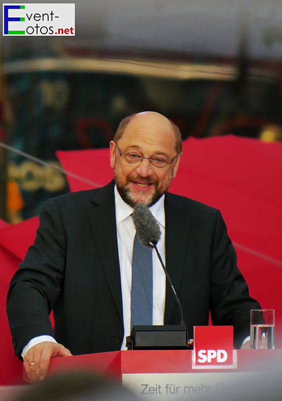 Martin Schulz (SPD) auf dem KÃ¶nigsplatz in Kassel
