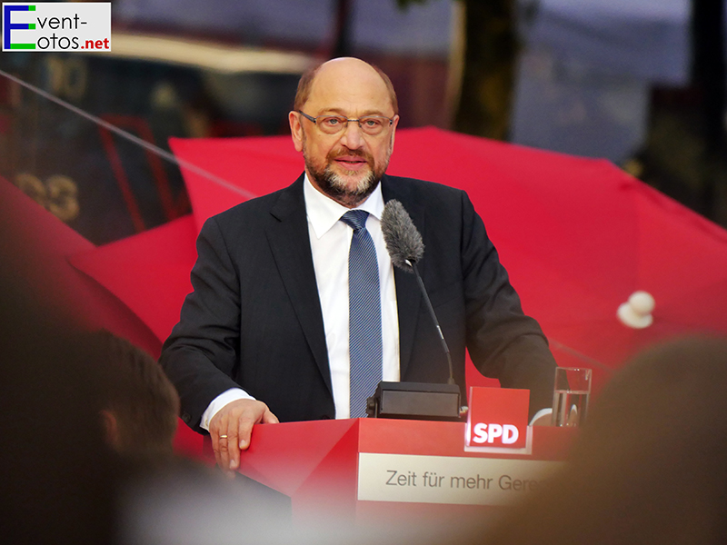 Martin Schulz (SPD) auf dem KÃ¶nigsplatz in Kassel
