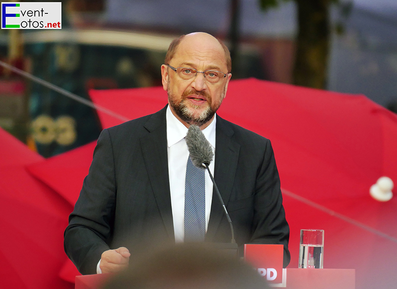 Martin Schulz (SPD) auf dem KÃ¶nigsplatz in Kassel
