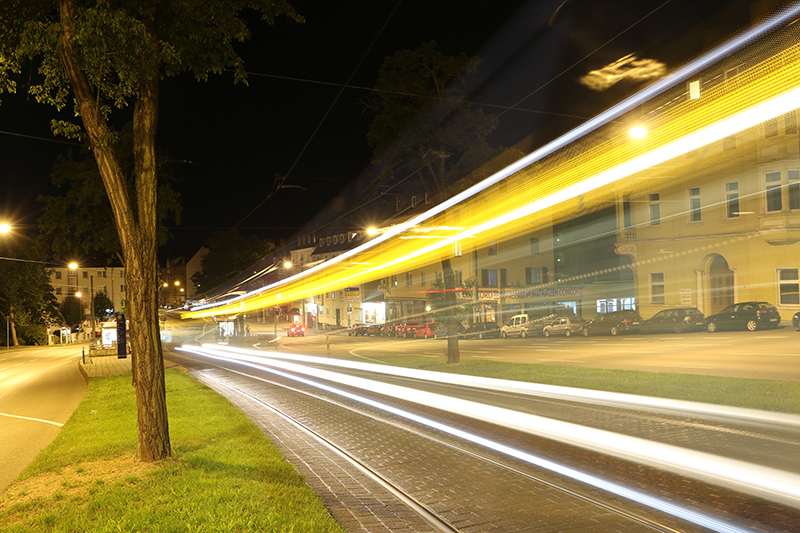 Tram-Haltestelle "Am Weinberg" mit vorbeiziehender StraÃŸenbahn
