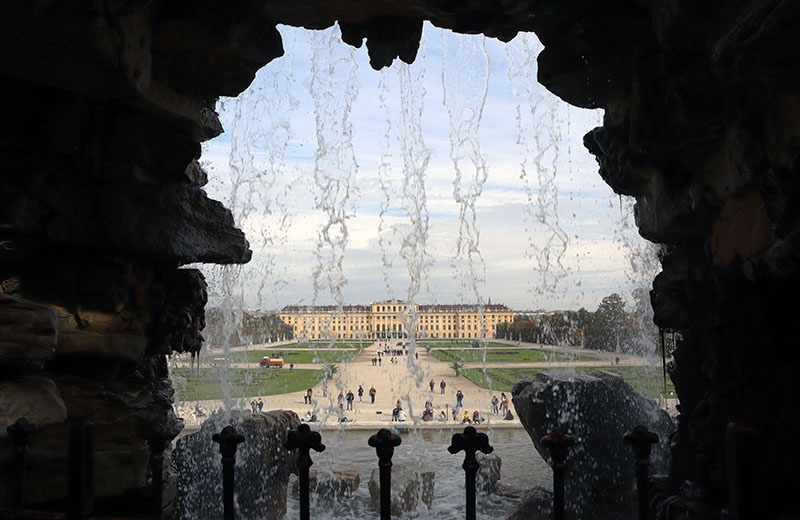Schloss Schönbrunn vom Brunnen aus
