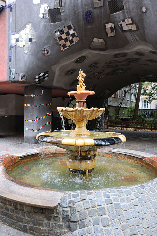 Brunnen Hundertwasserhaus Wien
