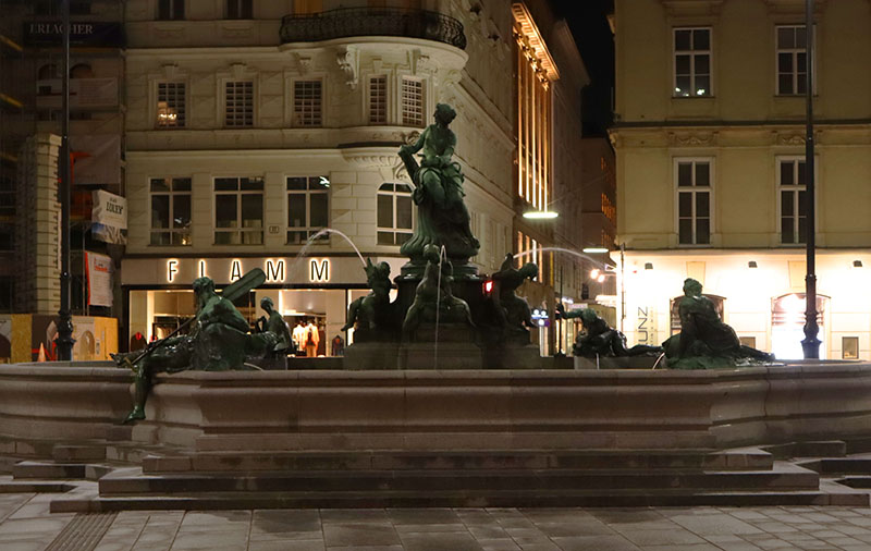 Donnerbrunnen Wien by Night
